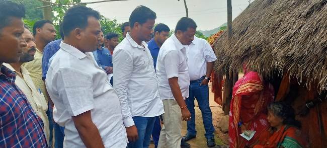 ନିଆଁରେ ପୋଡି ପ୍ରାଣ ହରାଇଥିବା ମୃତକ ଦ୍ୱୟଙ୍କ ପରିବାରକୁ ଭେଟି ସମବେଦନା ଜଣାଇଲେ ମନ୍ତ୍ରୀ