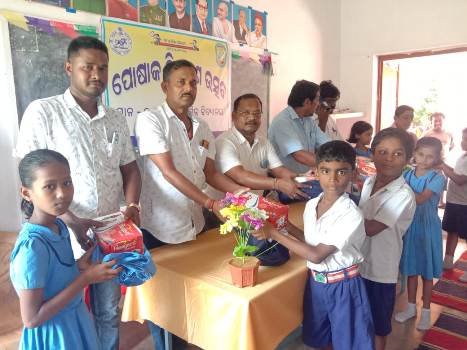 ହାତୀଓଟ ପ୍ରାଥମିକ ବିଦ୍ୟାଳୟରେ ପୋଷାକ ବଣ୍ଟନ ମେଳା
