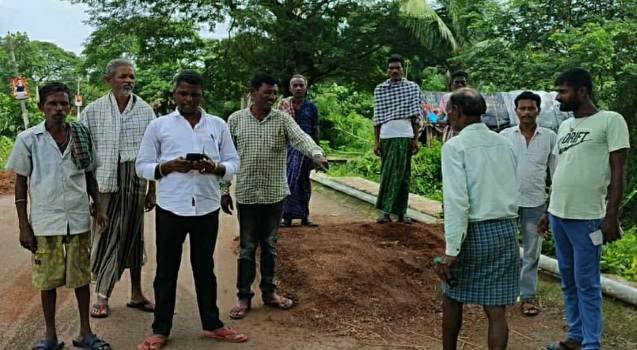 ଲଗାଣ ବର୍ଷାରେ ପୋଲର ଉଭୟ ପାର୍ଶ୍ଵରେ ଦୁଇ ବଡ଼ ଗର୍ତ୍ତ