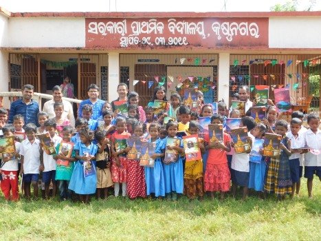 ବିଦ୍ୟାଦାତାଙ୍କ ଉତ୍ସବରେ ବିଦ୍ୟାର୍ଥୀଙ୍କୁ ପାଠ୍ୟ ଉପକରଣ ପ୍ରଦାନ