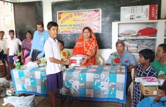 ଏଣ୍ଡର ସରକାରୀ ଉଚ୍ଚ ପ୍ରାଥମିକ ବିଦ୍ୟାଳୟରେ ପୋଷାକ ବଣ୍ଟନ