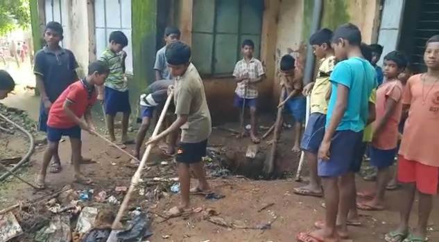 ସୁଡ୍ରାଆଶ୍ରମ ବିଦ୍ୟାଳୟରେ ଛାତ୍ରମାନେ କରୁଛନ୍ତି କାମ ଜାଳେଣି କାଠ ବୋହିବା ସହ ଆବର୍ଜନା ସଫେଇ କରୁଛନ୍ତି