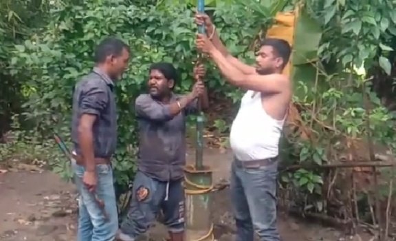 ସେବା ହିଁ ଧର୍ମ ଏସିଏମଙ୍କ ସହ ନଳକୂପ ମରାମତି କଲେ ସରପଞ୍ଚ