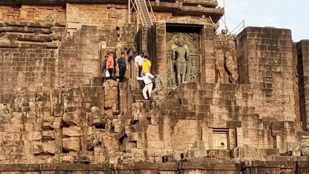 ସୂର୍ଯ୍ୟ ମନ୍ଦିର ଭିତରୁ ବାଲି କାଢିବା ନେଇ ଆମିକସକ୍ୟୁରୀଙ୍କ ତଦାରଖ