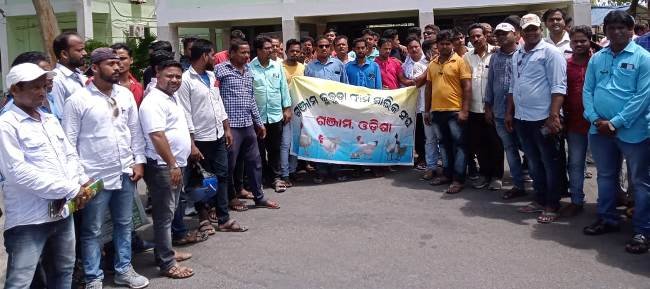 କୁକୁଡା ଚାଷୀଙ୍କ ପ୍ରତି ହେଉଥିବା ଶୋଷଣର ଆଶୁ ସ୍ଥାୟୀ ପ୍ରତିକାର ସମ୍ବଦ୍ଧରେ ଦାବି ପତ୍ର ପ୍ରଦାନ