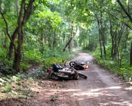 ଦୁର୍ଗମ ଅଞ୍ଚଳରେ ଜୀବନକୁ ବାଜି ଲଗାଇ ସ୍କୁଲ ଯାଉଛନ୍ତି ଶିକ୍ଷକ