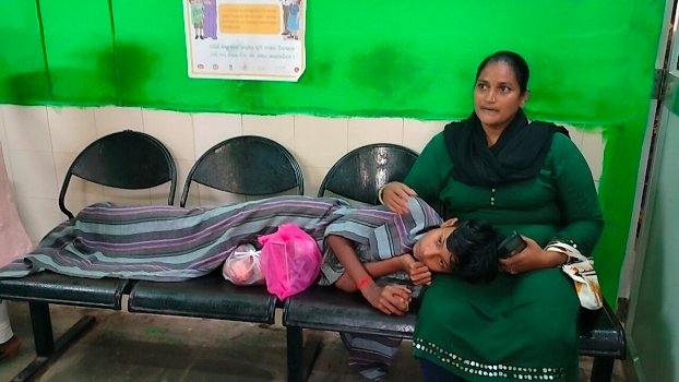 ମୋହନା ମେଡ଼ିକାଲ୍ ରେ ରୋଗୀ ଙ୍କୁ ମିଳିଲାନି ଶଯ୍ୟା ବାରାଣ୍ଡ ରେ ଦୁଇ ଘଣ୍ଟା ବିତାଇଲେ