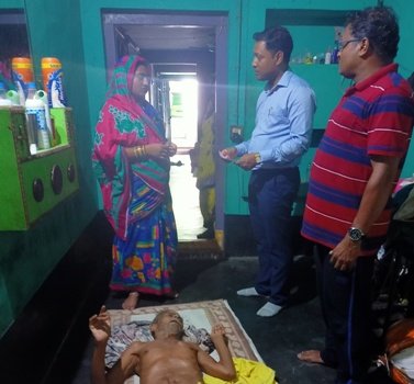ଶଯ୍ୟାଶାୟୀ ବୃଦ୍ଧା ଙ୍କୁ ସହାୟତା ହାତବଢ଼ାଇଲା ପ୍ରଶାସନ