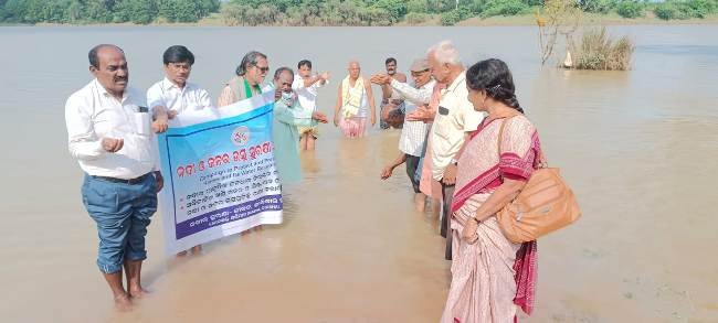 ନଦୀ ଓ ଜଳଉତ୍ସ ସୁରକ୍ଷା ଦାବିରେ ଜଳସତ୍ୟାଗ୍ରହ
