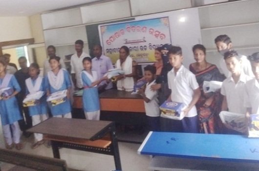 ମହାବୀର ସରକାରୀ ଉଚ୍ଚ ବିଦ୍ୟାଳୟରେ ପୋଷାକ ବିତରଣ ଉତ୍ସବ
