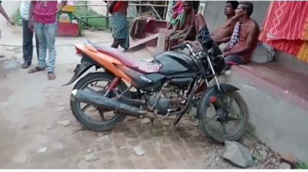 ଜଳସରପୁର ଗ୍ରାମ ପୋଖରୀରୁ ଅଜଣା ବାଇକ ଉଦ୍ଧାର