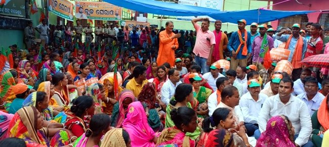 ସଦର ବିଡିଓଙ୍କୁ ଘେରିଲେ ବିଜେପ କର୍ମୀ