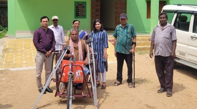 ଦୁଇ ଦିବ୍ୟାଙ୍ଗଙ୍କୁ ଟ୍ରାଇସାଇକେଲ ପ୍ରଦାନ କଲେ ଉପଜିଲ୍ଲାପାଳ
