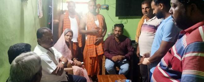 ଅକାଳ ମୃତ୍ୟୁ ବ୍ୟକ୍ତିଙ୍କ ପରିବାରକୁ ସମବେଦନା ଜଣାଇଲେ ଶ୍ରମ ମନ୍ତ୍ରୀ