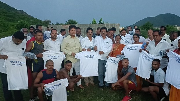 ଅଗ୍ନିପଥ ସୈନ୍ୟବାହିନୀ ନିଯୁକ୍ତି ପାଇଁ ଟ୍ରେନିଂ ପାଉଥିବା ଯୁବକ ମାନଙ୍କୁ ହାଇଟେକ ଗ୍ରୁପ ତରଫ ରୁ ଜୋତା ଓ ଟି ସାର୍ଟ ବଣ୍ଟନ