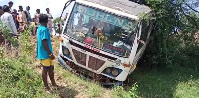 ଭୋଳବେଡା ଓ ମଧୁପୁର ରାସ୍ତା ମଝିରେ ଏକ ଘରୋହୀ ଯାତ୍ରୀବାହୀ ବସ ଦୁର୍ଘଟଣା ଗ୍ରସ୍ତ