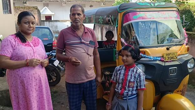 ଅଟୋ ଡ଼୍ରାଇଭରଙ୍କ ମହାନତା ସ୍କୁଲ ଛୁଆଙ୍କ ସୁନା ଲକେଟ ଫେରାଇଲେ