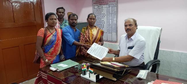 ଖଡମବେଡା ପଞ୍ଚାୟତର ଅଧିକାଂଶ ଗ୍ରାମ ଡିଜିଟାଲ ହେବାରୁ ବଂଚିତ ନେଇ ସମିତି ସଭ୍ଯାଙ୍କ ବିଡ଼ିଓଙ୍କ ଦ୍ଵାରା ଜିଲ୍ଲାପାଳଙ୍କ ଉଦ୍ଦେଶ୍ୟରେ ଦାବିପତ୍ର ପ୍ରଦାନ