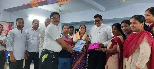 ଘୁମୁସର ବୈଷୟିକ ଉଚ୍ଚ ବିଦ୍ୟାଳୟରେ ନୂତନ୍ ପ୍ରଧାନ ଶିକ୍ଷୟିତ୍ରୀଙ୍କୁ ସ୍ୱାଗତ ସମ୍ବର୍ଦ୍ଧନା