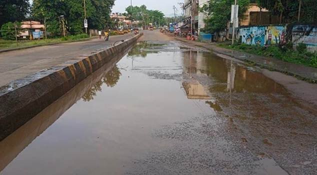 ଲଗାଣ ବର୍ଷା ଯୋଗୁଁ ପାରଳାଖେମୁଣ୍ଡି ସହରର ବିଭିନ୍ନ ସ୍ଥାନରେ ବର୍ଷା ପାଣି ଜମି ରହିଥିବାରୁ ଯାତାୟାତ ବାଧାପ୍ରାପ୍ତ