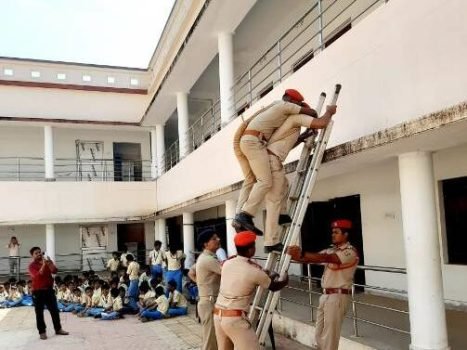 ବିଦ୍ୟାଳୟ ପରିସରରେ ଅଗ୍ନିଶମ କର୍ମଚାରୀଙ୍କ ଦ୍ବାରା ମକ୍‌‌ ଡ୍ରିଲ୍‌‌