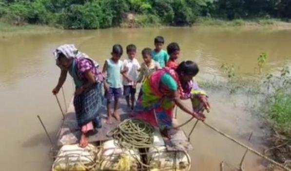 ନଦୀ ପାର ହେବା ପାଇଁ ଜନସାଧାରଣଙ୍କ ପ୍ଲାଷ୍ଟିକ୍ ଡ୍ରମ୍ ଭରଷା