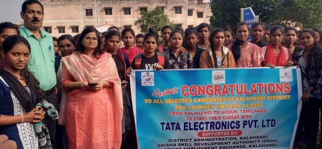 ଟାଟା ଇଲେକ୍ଟ୍ରୋନିକ୍ସ ପ୍ରାଇଭେଟ୍ ଲିମିଟେଡ଼ ଦ୍ଵାରା ନିଯୁକ୍ତି ପାଇଥିବା ୨୨୦ ଜଣ କଳାହାଣ୍ଡି ଛାତ୍ରୀଙ୍କ ହୋସୁର ଗସ୍ତ