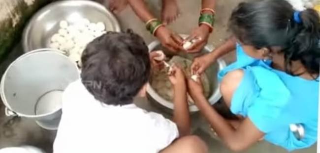 ପାଠ ପଢ଼ା ଛାଡ଼ି ମଧ୍ୟାହ୍ନ ଭୋଜନ ପାଇଁ ଛାତ୍ରଛାତ୍ରୀଙ୍କ ଅଣ୍ଡାଚୋପା ଛଡା ଓ ଖାଦ୍ୟ ପରିବେଷଣ