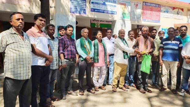 ଦିଗପହଣ୍ଡିରେ  ମୁଖ୍ୟମନ୍ତ୍ରୀଙ୍କ ଜନ୍ମଦିନ ପାଳନ ; ଗୋଷ୍ଠୀ ସ୍ୱାସ୍ଥ୍ୟକେନ୍ଦ୍ରରେ ରୋଗୀଙ୍କୁ ଫଳ ବଣ୍ଟନ କଲେ ପୂର୍ବତନ ବ୍ଲକ ଅଧ୍ୟକ୍ଷ