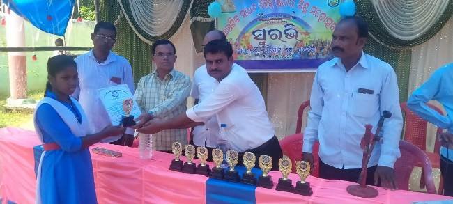 କ୍ଲଷ୍ଟର ସ୍ତରୀୟ ସୁରଭୀ କାର୍ଯ୍ୟକ୍ରମରେ ଏସିବି ଫାଉଣ୍ଡେସନ ପକ୍ଷରୁ କୃତ୍ତି ଛାତ୍ରଛାତ୍ରୀଙ୍କୁ ପୁରସ୍କାର ବଣ୍ଟନ