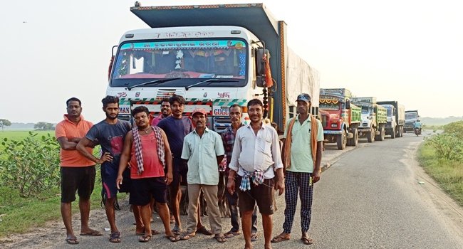 ବାଲିବୋଝେଇ ଗାଡି ଅଟକାଇଲେ ଗ୍ରାମବାସୀ