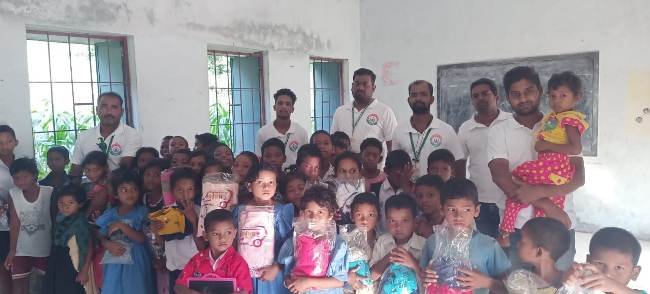 ଦୀପାବଳି ରେ ଛାତ୍ର ଛାତ୍ରୀ ଙ୍କୁ ପୋଷାକ ବଣ୍ଟନ