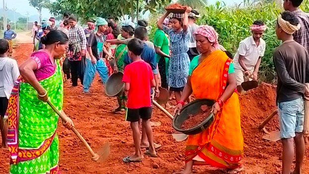 ପ୍ରଶାସନ ଶୁଣିଲାନି, ଦଶହରା ଛୁଟିରେ ଗାଁ ରାସ୍ତାକୁ ନିଜେ ମରାମତି କଲେ ଗ୍ରାମବାସୀ ଓ ସ୍କୁଲ କଲେଜ ଛାତ୍ରଛାତ୍ରୀ