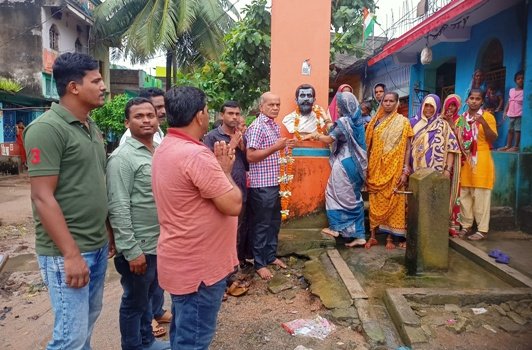 ଗୋପବନ୍ଧୁ ନଗରବାସୀଙ୍କ ପୁଷ୍ପ ମାଲ୍ୟଅର୍ପଣ