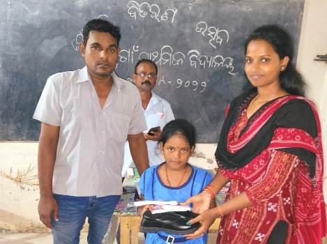 କୁଣ୍ଡିଗାଁ ପ୍ରାଥମିକ ବିଦ୍ୟାଳୟରେ ପୋଷାକ ବିତରଣ ଉତ୍ସବ