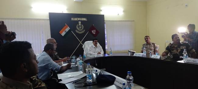 ଦିନିକିଆ କନ୍ଧମାଳ ଗସ୍ତରେ ରାଜ୍ୟ ପୋଲିସ ଗୁଇନ୍ଦା ନିର୍ଦ୍ଦେଶକ ସଂଜୀବ କୁମାର ପଣ୍ଡା