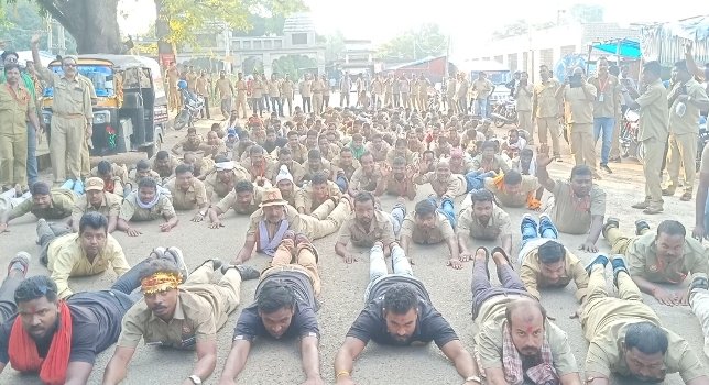 ଓଡ଼ିଶା ଡ୍ରାଇଭର ମହାସଂଘ ମୟୁରଭଞ୍ଜ ଶାଖା ପକ୍ଷରୁ ଅଭିନଵ ପ୍ରତିବାଦ ଦଣ୍ଡଯାତ୍ରା ରେ ଗଲେ ଡ୍ରାଇଭର