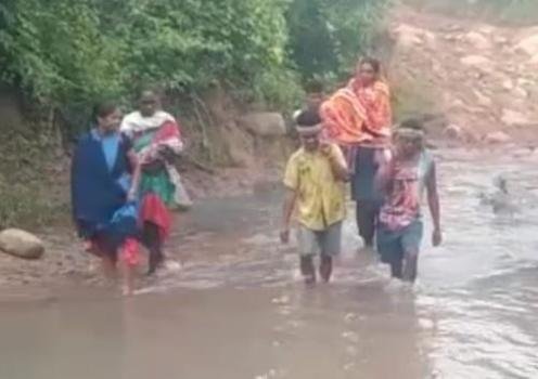 ବିଦ୍ୟାର୍ଥୀଙ୍କ କଷ୍ଟ ଓ ଗର୍ଭବତୀ ମହିଳାଙ୍କ  ଜନନୀ ଯନ୍ତ୍ରଣାରେ ରାସ୍ତା ଓ ଭରା ନାଳ ସାଜିଛି କଣ୍ଟା