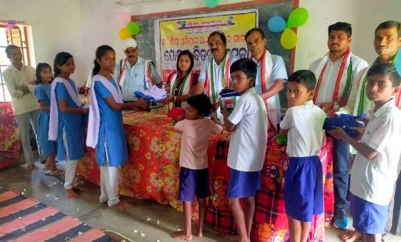 ବଣପଲ୍ଲୀ ବିଦ୍ୟାଳୟରେ ପୋଷାକ ବଣ୍ଟନ ମେଳା