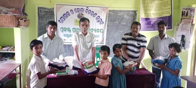 ଭାଲୁଆସାହି ବିଦ୍ୟାଳୟରେ ପୋଷାକ ବଣ୍ଟନ ମେଳା