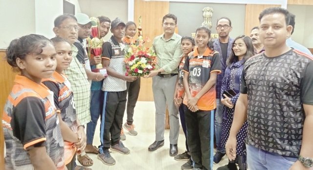 ଖୋ ଖୋ ରାଜ୍ୟ ଚମ୍ପିୟନ ବାଲେଶ୍ୱର ଟିମକୁ ସମ୍ବର୍ଦ୍ଧିତ କଲେ ଜିଲାପାଳ