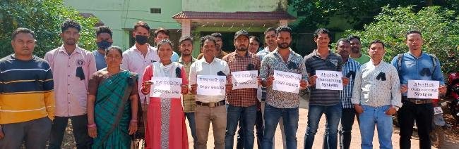 ଆଉଟ ସୋସିଂ କର୍ମଚାରୀ ସଂଘର ଦାବିପତ୍ର,କଳାବ୍ୟାଜ ପରିଧାନ କରି ପ୍ରତିବାଦ