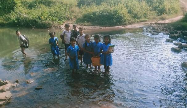 ନଦୀ ପାରି ହୋଇ ବିଦ୍ୟାଳୟ ଯାଉଛନ୍ତି ଛାତ୍ରଛାତ୍ରୀ