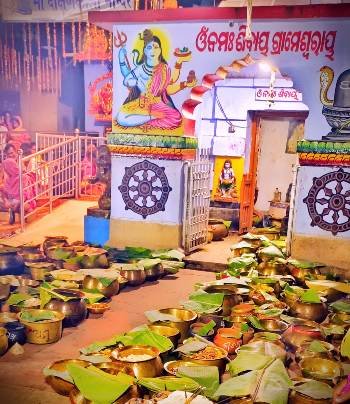 ଧବଳେଶ୍ଵର ଙ୍କ ଉଦ୍ଦେଶ୍ୟ ରେ ଚୁଡ଼ାଘଷା ଓ କଦଳୀ ଶିରିଣି ଭୋଗ ଲାଗି