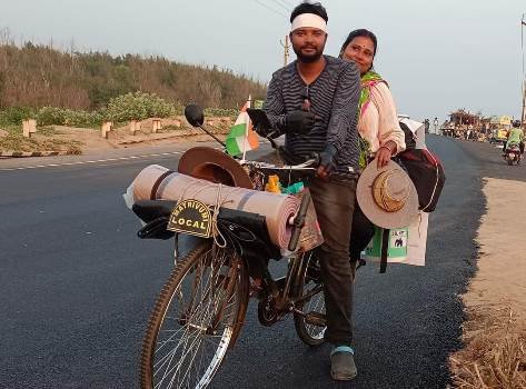 ପ୍ରଦୂଷଣ ମୁକ୍ତ ବାର୍ତ୍ତା ନେଇ ସାଇକେଲରେ ଭାରତ ଭ୍ରମଣ କଲେ ଦମ୍ପତ୍ତି