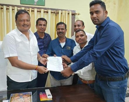 ବିଭିନ୍ନ ସମସ୍ୟା ନେଇ ଗଜପତି ନିର୍ମାଣ ଶ୍ରମିକ ସଂଘ ଶ୍ରମମନ୍ତ୍ରୀଙ୍କୁ ଭେଟିଲେ