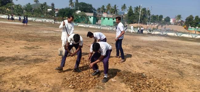 ଖେଳିବାକୁ ଜାଗା ନାହିଁ , ଷ୍ଟାଡିୟମ ସଫା କଲେ ଛାତ୍ରଛାତ୍ରୀ