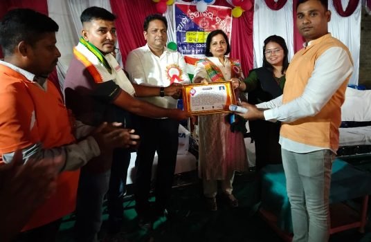 ଗୃହରକ୍ଷୀ ରଶ୍ମିରଞ୍ଜନଙ୍କୁ କରୋନା ଯୋଦ୍ଧା ରୂପେ ସମ୍ମାନିତ