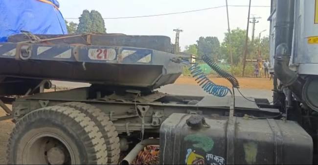 ବିଶୋଇ ଥାନା! ପେଟ୍ରୋଲ ପମ୍ପ ନିକଟରେ ଟ୍ରଲର ଧକ୍କାରେ ହେଲପର ମୃତ୍ୟୁ