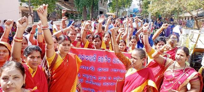 ଦିଗପହଣ୍ଡିରେ ଅଙ୍ଗନବାଡି କର୍ମୀଙ୍କ ଶୋଭାଯାତ୍ରା ସହ  ବିକ୍ଷୋଭ ପ୍ରଦର୍ଶନ